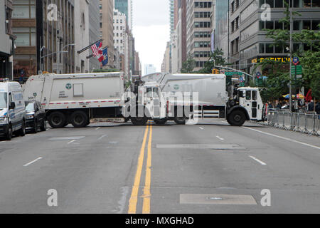 New York, NY, USA. 3 juin, 2018. L'atmosphère au cours de célébrer Israël défilé tenu le long de New York City's 5th Avenue le 3 juin 2018 à New York. Credit : Mpi43/media/Alamy Punch Live News Banque D'Images