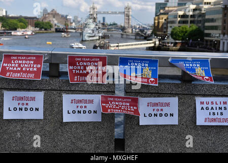 Londres, Royaume-Uni. 3 juin, 2018. Photo prise le 3 juin 2018 montre des signes pour marquer le premier anniversaire de l'attaque terroriste meurtrière London Bridge sur le côté de London Bridge à Londres, Grande-Bretagne. La capitale de la Grande-Bretagne se tut dimanche que Londres se souvenait des huit personnes tuées il y a exactement un an dans un attentat sur le pont de Londres et de la proximité de Borough Market. Une minute de silence a été tenue sur le pont ainsi que sur Londres après un service à la mémoire des victimes à la cathédrale de Southwark. Crédit : Stephen Chung/Xinhua/Alamy Live News Banque D'Images