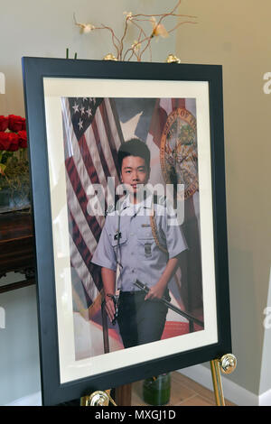 Fort Lauderdale, FL, USA. Feb 20, 2018. Peter Wang, 15 ans, qui a été parmi les 17 personnes tuées par un homme armé à l'école secondaire Marjory Stoneman Douglas dans un parc, en Floride, a été admis à la classe de 2025 à son rêve, l'école de l'Académie de West Point. Il y avait un service commémoratif pour lui à Kraeer salon funéraire et d'incinération et centre de il a été mis au repos à Bailey Memorial Gardens le 20 février 2018 personnes : Peter Wang Coffret Crédit : Hoo Punch/Me.Com/Media Alamy Live News Banque D'Images