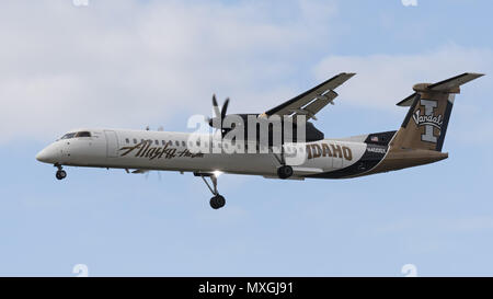 Richmond, Colombie-Britannique, Canada. 29 mai, 2018. Un Alaska Airlines (Horizon Air) Bombardier Dash 8 Q400 (N400QX) avion régional à turbopropulseurs, peint dans des ''Idaho Vandals'' livrée, en approche finale pour l'atterrissage. Les compagnies aériennes font partie de l'Alaska Air Group Inc. Crédit : Bayne Stanley/ZUMA/Alamy Fil Live News Banque D'Images