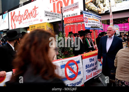 New York, USA. 3e juin 2018. Les juifs de l'événement tenue à New York. D'autres Juifs protester contre leur événement sur Times Square le dimanche et la police d'aujourd'hui garder à part les deux parties. . (Photo.Francis Dean / Deanpictures. Crédit : François-Joseph Doyen / Deanpictures/Alamy Live News Banque D'Images