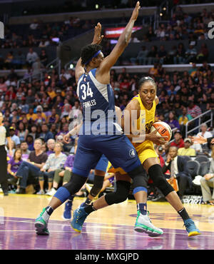 Los Angeles Sparks Nneka Ogwumike # 30 avant d'être gardé par Minnesota Lynx center Sylvia Fowles # 34 au cours de la seconde moitié du Minnesota Lynx vs Los Angeles Sparks match au Staples Center de Los Angeles, CA le 3 juin 2018. (Photo par Jevone Moore/Full Image 360) Banque D'Images