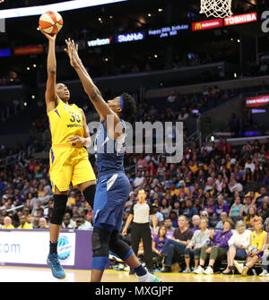 Los Angeles Sparks Nneka Ogwumike # 30 avant de tourner avec Minnesota Lynx center Sylvia Fowles # 34 au cours de la Minnesota Lynx vs Los Angeles Sparks match au Staples Center de Los Angeles, CA le 3 juin 2018. (Photo par Jevone Moore/Full Image 360) Banque D'Images