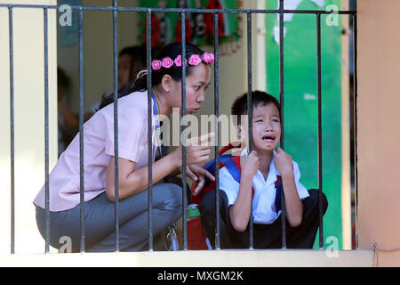 Quezon City, Philippines. 4 juin, 2018. Un enfant pleure au cours de la première journée d'école à la présidente Corazon C. Aquino Elementary School à Quezon City, aux Philippines, le 4 juin 2018. Credit : Rouelle Umali/Xinhua/Alamy Live News Banque D'Images