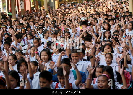Quezon City, Philippines. 4 juin, 2018. Les élèves participent à un exercice matin lors de la première journée d'école à l'intérieur de la présidente Corazon C. Aquino Elementary School à Quezon City, aux Philippines, le 4 juin 2018. Credit : Rouelle Umali/Xinhua/Alamy Live News Banque D'Images