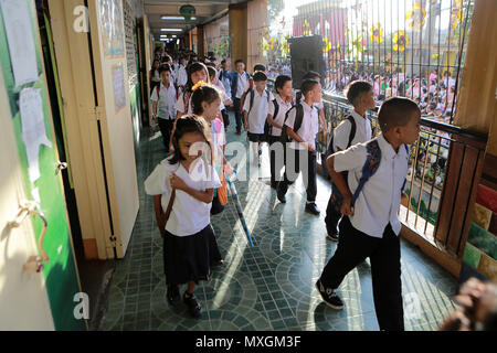Quezon City, Philippines. 4 juin, 2018. Les élèves s'alignent comme ils marchent à leur classe au cours de la première journée d'école à la présidente Corazon C. Aquino Elementary School à Quezon City, aux Philippines, le 4 juin 2018. Credit : Rouelle Umali/Xinhua/Alamy Live News Banque D'Images