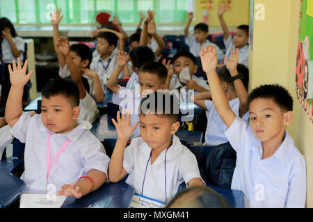 Quezon City, Philippines. 4 juin, 2018. Les étudiants suivent leurs cours pendant la première journée d'école à la présidente Corazon C. Aquino Elementary School à Quezon City, aux Philippines, le 4 juin 2018. Credit : Rouelle Umali/Xinhua/Alamy Live News Banque D'Images