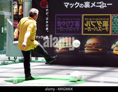 Tokyo, Japon. 4 juin, 2018. La légende du football brésilien Zico frappe la balle comme il assiste à un événement promotionnel de McDonald's Japan's off-the-menu des hamburgers à Tokyo le Lundi, Juin 4, 2018. Il a prédit vainqueur de la Coupe du Monde de la Russie serait le Brésil et final aura lieu entre le Brésil et l'Allemagne. Credit : Yoshio Tsunoda/AFLO/Alamy Live News Banque D'Images