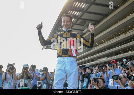 Fuchu, Tokyo, Japon. 3 juin, 2018. Christophe Lemaire : Courses de chevaux Jockey Christophe Lemaire célèbre après équitation Mozu Ascot à gagner le Yasuda Kinen à Hippodrome de Tokyo à Fuchu, Tokyo, Japon . Credit : Yoshifumi Nakahara/AFLO/Alamy Live News Banque D'Images