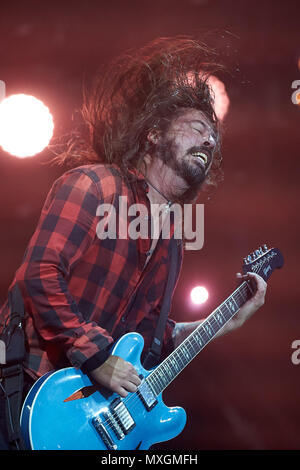 03 juin 2018, l'Allemagne, Nuerburg : Dave Grohl, leader du groupe américain 'Foo Fighters' sur la scène principale au festival de musique "Rock am Ring". Autour de 80 bandes sont d'effectuer cette année. Photo : Thomas Frey/dpa Banque D'Images