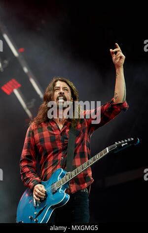 03 juin 2018, l'Allemagne, Nuerburg : Dave Grohl, leader du groupe américain 'Foo Fighters' sur la scène principale au festival de musique "Rock am Ring". Autour de 80 bandes sont d'effectuer cette année. Photo : Thomas Frey/dpa Banque D'Images