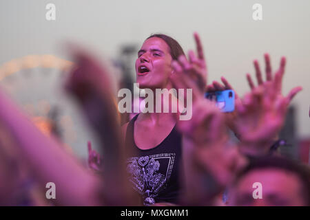 03 juin 2018, l'Allemagne, Nuerburg : Fans du performance d'entre nous la bande 'Foo Fighters' sur la scène principale au festival de musique "Rock am Ring". Autour de 80 bandes sont d'effectuer cette année. Photo : Thomas Frey/dpa Banque D'Images