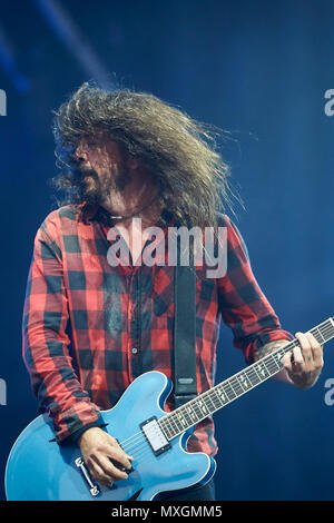 03 juin 2018, l'Allemagne, Nuerburg : Dave Grohl, leader du groupe américain 'Foo Fighters' sur la scène principale au festival de musique "Rock am Ring". Autour de 80 bandes sont d'effectuer cette année. Photo : Thomas Frey/dpa Banque D'Images