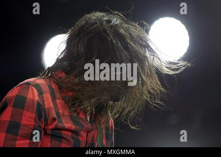03 juin 2018, l'Allemagne, Nuerburg : Dave Grohl, leader du groupe américain 'Foo Fighters' sur la scène principale au festival de musique "Rock am Ring". Autour de 80 bandes sont d'effectuer cette année. Photo : Thomas Frey/dpa Banque D'Images