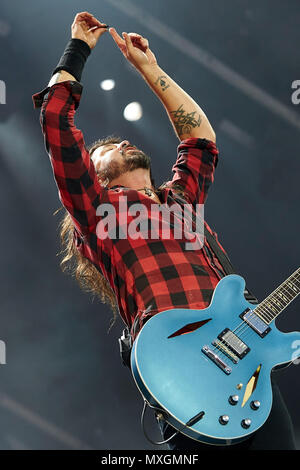 03 juin 2018, l'Allemagne, Nuerburg : Dave Grohl, leader du groupe américain 'Foo Fighters' sur la scène principale au festival de musique "Rock am Ring". Autour de 80 bandes sont d'effectuer cette année. Photo : Thomas Frey/dpa Banque D'Images