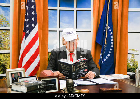 London UK. 4 juin 2018. Une imitatrice de Donald Trump est assis derrière un bureau ovale réplique à un lancement de livre à la gare de Waterloo à promouvoir "le président est manquant", un roman de Bill Clinton Co écrit avec James Patterson Crédit : amer ghazzal/Alamy Live News Banque D'Images