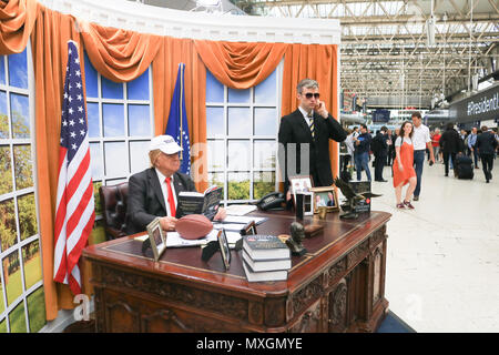 London UK. 4 juin 2018. Une imitatrice de Donald Trump est assis derrière un bureau ovale réplique à un lancement de livre à la gare de Waterloo à promouvoir "le président est manquant", un roman de Bill Clinton Co écrit avec James Patterson Crédit : amer ghazzal/Alamy Live News Banque D'Images