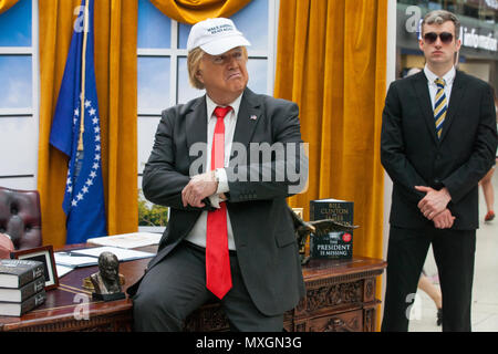 Londres, Royaume-Uni. 4 juin, 2018. Un sosie d'atout de Donald pose dans une réplique du bureau ovale installé à la gare de Waterloo par les éditeurs Penguin Random House à l'occasion du lancement de 'Le président est manquant", un nouveau roman de l'ancien Président Bill Clinton et les plus vendus au monde thriller écrivain James Patterson. Credit : Mark Kerrison/Alamy Live News Banque D'Images