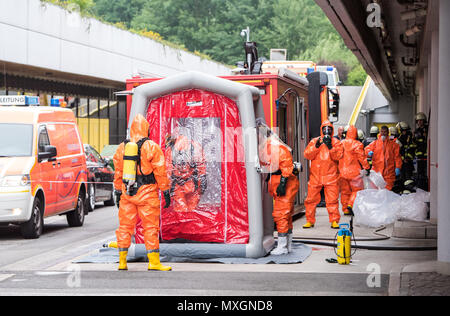 04 juin 2018, Hambourg, Allemagne : les véhicules d'urgence de la brigade d'incendie sont situés dans le quartier nord en face d'un immeuble de bureaux. Dans le bureau de poste d'une société, d'une lettre avec une poudre inconnue a été trouvée. Photo : Daniel Bockwoldt/dpa Banque D'Images