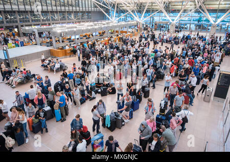 04 juin 2018, l'Allemagne, Hambourg : les voyageurs en attente dans l'aéroport. Hemluth-Schmidt Les opérations aériennes sont de nouveau en activité après une powercut le dimanche. Photo : Daniel Bockwoldt/dpa Banque D'Images