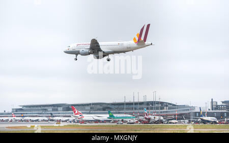 04 juin 2018, Hambourg, Allemagne : un avion de la compagnie aérienne Condor atterrit à l'aéroport de Helmut Schmidt. Après une coupure de courant, le dimanche, les opérations de vol le lundi matin a été repris, mais il y a toujours des retards. Photo : Bernhard Sprengel/dpa Banque D'Images