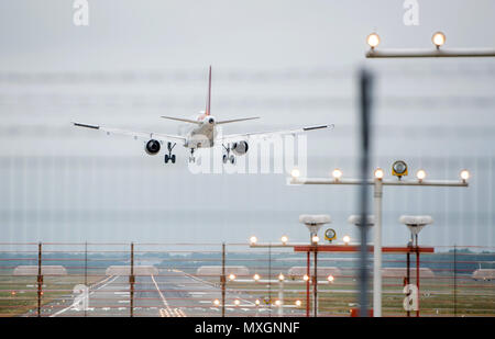 04 juin 2018, Hambourg, Allemagne : un avion d'atterrir à l'aéroport de Helmut Schmidt. Après une coupure de courant, le dimanche, les opérations aériennes ont repris lundi matin, mais il y a toujours des retards. Photo : Bernhard Sprengel/dpa Banque D'Images