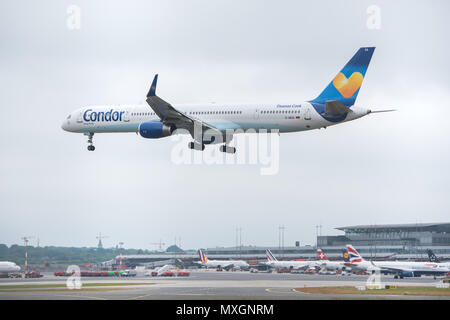 04 juin 2018, Hambourg, Allemagne : un avion de la compagnie aérienne Condor atterrit à l'aéroport de Helmut Schmidt. Après une coupure de courant, le dimanche, les opérations de vol le lundi matin a été repris, mais il y a toujours des retards. Photo : Daniel Bockwoldt/dpa Banque D'Images