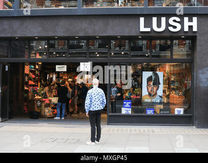 London UK. 4 juin 2018. Une affiche dans une vitrine d'entreprise de cosmétiques Lush dans Oxford Street, dans le cadre d'une campagne visant à attirer l'attention du public sur la police secrète, ou 'spy flics' scandale. Une enquête publique a été mis en place à la suite en 2015 pour enquêter sur les allégations d'actes répréhensibles par les agents d'infiltration qui avait infiltré les groupes d'activistes de l'Angleterre et Pays de Galles : Crédit amer ghazzal/Alamy Live News Banque D'Images