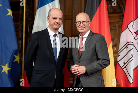 04 juin 2018, Hambourg, Allemagne : Jean-Michel Blanquer (r), Ministre de l'éducation de la France, et Peter Tschentscher du Parti Social-démocrate (SPD), et premier maire de Hambourg, parler en marge d'une conférence des ministres allemand et français de l'éducation afin de renforcer la coopération franco-allemande. Photo : Daniel Reinhardt/dpa Banque D'Images