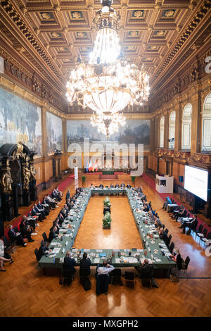 04 juin 2018, Hambourg, Allemagne : de nombreux ministres allemand et français de l'éducation de participer à une conférence pour renforcer la coopération franco-allemande dans l'hôtel de ville. Photo : Daniel Reinhardt/dpa Banque D'Images