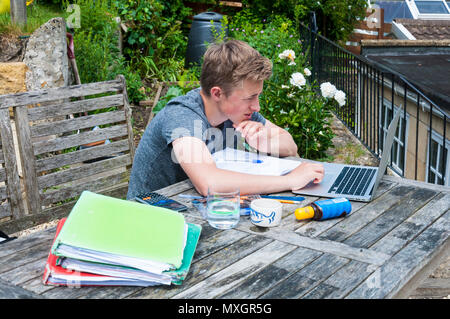 Bath, Somerset, Royaume-Uni. 4 juin 2018. Un étudiant de dix-sept ans révisant ses examens de niveau a qui commencent cette semaine, dans le jardin de sa maison. Banque D'Images