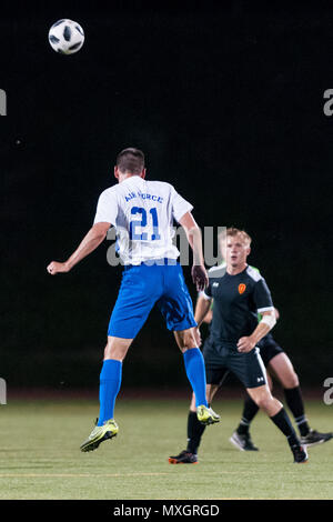 3 juin 2018 - Fort Bragg, Caroline du Nord, États-Unis - 3 juin 2018 - Fort Bragg, Caroline du Nord, USA - All-Air Soccer Force Capitaine Anthony O'Connor (21) extrait de l'air sur la balle au cours d'un premier match entre l'armée américaine et de la Force aérienne à l'Armée 2018 MenÃ•s Soccer Championship, à Hedrick, stade de Fort Bragg. Air Force, les Forces armées, la défense des champions de l'armée battue 2-1 en prolongation. Les Forces armées MenÃ•s Soccer Championship est mené tous les deux ans. (Crédit Image : © Timothy L. Hale via Zuma sur le fil) Banque D'Images