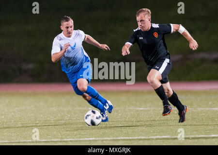 3 juin 2018 - Fort Bragg, Caroline du Nord, États-Unis - 3 juin 2018 - Fort Bragg, Caroline du Nord, USA - All-Air Soccer Force Capitaine John Melcher (8) et 1er Soccer toutes armées le lieutenant Alexander Clark (10) en action lors d'un premier match entre l'armée américaine et de la Force aérienne à l'Armée 2018 MenÃ•s Soccer Championship, à Hedrick, stade de Fort Bragg. Air Force, les Forces armées, la défense des champions de l'armée battue 2-1 en prolongation. Les Forces armées MenÃ•s Soccer Championship est mené tous les deux ans. (Crédit Image : © Timothy L. Hale via Zuma sur le fil) Banque D'Images