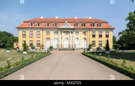 28 mai 2018, l'Allemagne, Mosigkau : Le château de l'extérieur rénové Mosigkau. Le château a été reçu un nouveau toit au cours des derniers mois. L'avant a également été actualisé. Le château ensemble est partie intégrante de la "liste du patrimoine mondial de l'Alte Post-essau Gartenreich'. Le château, construit entre 1752 - 1757, a été la résidence d'été pour la princesse Anna Wilhelmine d'Anhalt-Dessau. Photo : Jan Woitas/dpa-Zentralbild/ZB Banque D'Images