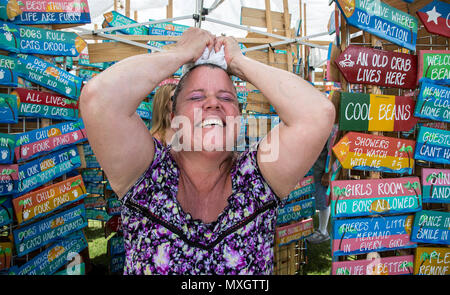 Royal Palm Beach, Floride, USA. 2 juin, 2018. Amy Meadows, Boca Raton, cools off avec une serviette glacée à son stand à la vente des panneaux colorés Royal Palm Beach Festival des fruits de mer dans la région de Royal Palm Beach, en Floride, le dimanche 3 juin 2018. Meadows a dit qu'une douche à effet pluie, samedi, a été un soulagement bienvenu de la chaleur.'' la remise Royal Palm Beach Festival des fruits de mer a eu lieu samedi et dimanche au Royal Palm Beach de communes du parc. Une gamme de plats de fruits de mer, de la musique live et des vendeurs de vendre des articles sur le thème nautique a diverti la foule. Credit : Allen Eyestone/Le Palm Beach Post/ZUMA/Alamy Fil Live News Banque D'Images