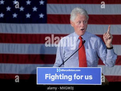 ***PHOTO*** Bill Clinton n'a pas présenté ses excuses à Monica Lewinsky et réclamations a bien fait d'aller à l'Office. EDISON, NJ - le 27 mai : l'ancien Président Bill Clinton des campagnes pour épouse Hillary Clinton à Edison High School à Edison, New Jersey le 27 mai 2016. Crédit : Dennis Van Tine/MediaPunch Banque D'Images