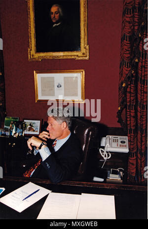 ***PHOTO*** Bill Clinton n'a pas présenté ses excuses à Monica Lewinsky et réclamations a bien fait d'aller à l'Office. Le président des États-Unis, Bill Clinton, le Président Boris Eltsine téléphones de la Russie de son étude dans le résidence de la Maison Blanche le 21 septembre 1993. Credit : White House via CNP /MediaPunch Banque D'Images