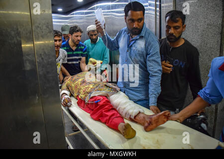 Srinagar, au Cachemire. 4 juin, 2018. (NOTE DU RÉDACTEUR : Image contient le contenu graphique) une femme blessée est transportée par les habitants et parents pour traitement dans un hôpital local à Srinagar, au Cachemire, le lundi. Une grenade a explosé sur une route très fréquentée de la ville méridionale de Shopian au Cachemire sous contrôle indien en blessant au moins 12 civils et quatre policiers lundi, a annoncé la police. Credit : SOPA/Alamy Images Limited Live News Banque D'Images