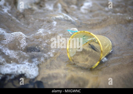 Mumbai, Inde. 3 juin, 2018. 03 juin 2018, plage de Juhu - Mumbai : INDE.des tas de mensonge en plastique empilés à Juhu Beach, une plage populaire Hangout lieu à Mumbai.tous les jours des tonnes de déchets en plastique s'enlève à terre à partir de la mer d'Oman.Notre planète est la noyade dans la pollution plastique.Aujourd'hui, nous produisons environ 300 millions de tonnes de plastique chaque année. C'est presque équivalent au poids de l'ensemble de la population humaine.Seulement 9  % de tous les déchets en plastique jamais produit a été transformé. Environ 12  % ont été incinérés, tandis que le reste - 79  % - se sont accumulés dans les décharges, dépôts ou l'environnement naturel Banque D'Images