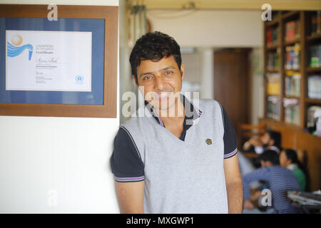 Mumbai, Inde. 3 juin, 2018. 03 juin 2018, Mumbai - INDE : Versova.Environnement crusader Afroz Shah à son domicile près de Plage de Versova à Mumbai.Afroz Shah & citoyens bénévoles ont été le nettoyage de la plage de Versova depuis les 2 dernières années pour débarrasser la plage de plastique mais tous les jours des tonnes de déchets en plastique s'enlève à terre à partir de la mer d'Oman.Notre planète est la noyade dans la pollution plastique.Aujourd'hui, nous produisons environ 300 millions de tonnes de plastique chaque année. C'est presque équivalent au poids de l'ensemble de la population humaine.Seulement 9  % de tous les déchets en plastique jamais produit a été transformé. Environ 12  % Banque D'Images