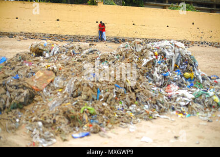 Mumbai, Inde. 3 juin, 2018. 03 juin 2018, plage de Juhu - Mumbai : INDE.heureux la Journée mondiale de l'environnement !.un tas de mensonge en plastique empilés à Juhu Beach, une plage populaire Hangout lieu à Mumbai.tous les jours des tonnes de déchets en plastique s'enlève à terre à partir de la mer d'Oman.Notre planète est la noyade dans la pollution plastique.Aujourd'hui, nous produisons environ 300 millions de tonnes de plastique chaque année. C'est presque équivalent au poids de l'ensemble de la population humaine.Seulement 9  % de tous les déchets en plastique jamais produit a été transformé. Environ 12  % ont été incinérés, tandis que le reste - 79  % - se sont accumulés dans les décharges, du Banque D'Images