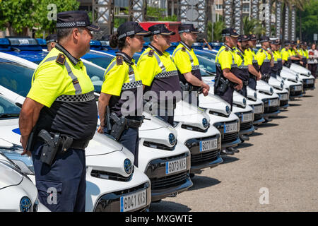 Barcelone, Catalogne, Espagne. 4 juin, 2018. Les nouveaux véhicules de la Garde Urbaine de Barcelone sont vus avec leurs unités de police.Avec la présence du maire et de l'Ada Colau commissaire sécurité Amadeu Recasens, la présentation de la nouvelle flotte de véhicules de patrouille de la Guardia Urbana de Barcelona a eu lieu. L'investissement était de 12,6 millions d'euros. Les nouveaux véhicules d'un système hybride permettent une économie de carburant de 608 euros par véhicule et par an. Ces nouvelles voitures sont équipées de la nouvelle technologie de la communication et des caméras avec reconnaissance de la plaque d'immatriculation. De même, tous les véhicules sont équipés d'un de Banque D'Images