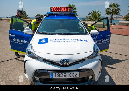 Barcelone, Espagne. 4 juin, 2018. L'un des nouveaux véhicules est vu avec le nouveau système d'étiquetage électronique. Avec la présence du maire et de l'Ada Colau commissaire sécurité Amadeu Recasens, la présentation de la nouvelle flotte de véhicules de patrouille de la Guardia Urbana de Barcelona a eu lieu. L'investissement était de 12,6 millions d'euros. Les nouveaux véhicules d'un système hybride permettent une économie de carburant de 608 euros par véhicule et par an. Ces nouvelles voitures sont équipées de la nouvelle technologie de la communication et des caméras avec reconnaissance de la plaque d'immatriculation. Banque D'Images