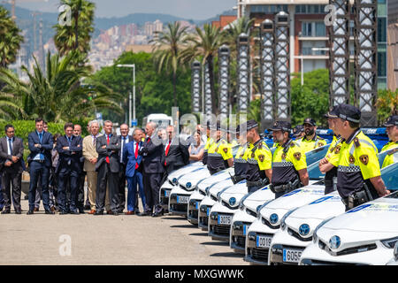 Barcelone, Espagne. 4 juin, 2018. Les dirigeants de Toyota sont à côté de membres de la Garde Urbaine de Barcelone. Avec la présence du maire et de l'Ada Colau commissaire sécurité Amadeu Recasens, la présentation de la nouvelle flotte de véhicules de patrouille de la Guardia Urbana de Barcelona a eu lieu. L'investissement était de 12,6 millions d'euros. Les nouveaux véhicules d'un système hybride permettent une économie de carburant de 608 euros par véhicule et par an. Ces nouvelles voitures sont équipées de la nouvelle technologie de la communication et des caméras avec reconnaissance de la plaque d'immatriculation. Banque D'Images