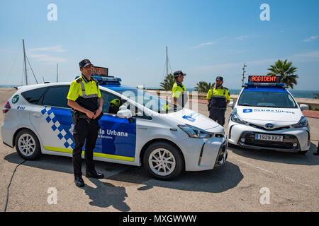 Barcelone, Catalogne, Espagne. 4 juin, 2018. Les nouveaux véhicules de la Garde Urbaine de Barcelone sont vus avec leurs unités de police.Avec la présence du maire et de l'Ada Colau commissaire sécurité Amadeu Recasens, la présentation de la nouvelle flotte de véhicules de patrouille de la Guardia Urbana de Barcelona a eu lieu. L'investissement était de 12,6 millions d'euros. Les nouveaux véhicules d'un système hybride permettent une économie de carburant de 608 euros par véhicule et par an. Ces nouvelles voitures sont équipées de la nouvelle technologie de la communication et des caméras avec reconnaissance de la plaque d'immatriculation. De même, tous les véhicules sont équipés d'un de Banque D'Images