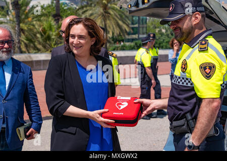 Barcelone, Espagne. 4 juin, 2018. Ada Colau maire est perçu au cours de la présentation de la nouvelle flotte de véhicules pour la Guardia Urbana de Barcelona Présentation de la nouvelle prestation de soins médicaux défibrillateurs. Avec la présence du maire et de l'Ada Colau commissaire sécurité Amadeu Recasens, la présentation de la nouvelle flotte de véhicules de patrouille de la Guardia Urbana de Barcelona a eu lieu. L'investissement était de 12,6 millions d'euros. Les nouveaux véhicules d'un système hybride permettent une économie de carburant de 608 euros par véhicule et par an. Banque D'Images