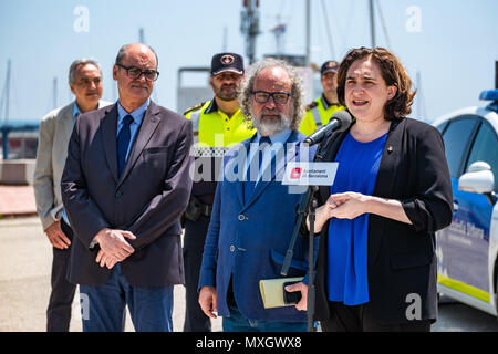 Barcelone, Catalogne, Espagne. 4 juin, 2018. Le maire Ada Colau est perçu au cours de la présentation de la nouvelle flotte de véhicules pour la GuÃ lsdr Urbana de Barcelona.Avec la présence du maire et de l'Ada Colau commissaire sécurité Amadeu Recasens, la présentation de la nouvelle flotte de véhicules de patrouille de la Guardia Urbana de Barcelona a eu lieu. L'investissement était de 12,6 millions d'euros. Les nouveaux véhicules d'un système hybride permettent une économie de carburant de 608 euros par véhicule et par an. Ces nouvelles voitures sont équipées de la nouvelle technologie de la communication et des caméras avec reconnaissance de la plaque d'immatriculation. Likew Banque D'Images