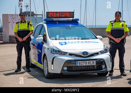 Barcelone, Catalogne, Espagne. 4 juin, 2018. Deux membres de la Police de la ville de Barcelone sont à côté de leur nouveau véhicule de patrouille. Avec la présence du maire et de l'Ada Colau commissaire sécurité Amadeu Recasens, la présentation de la nouvelle flotte de véhicules de patrouille de la Guardia Urbana de Barcelona a eu lieu. L'investissement était de 12,6 millions d'euros. Les nouveaux véhicules d'un système hybride permettent une économie de carburant de 608 euros par véhicule et par an. Ces nouvelles voitures sont équipées de la nouvelle technologie de la communication et des caméras avec reconnaissance de la plaque d'immatriculation. De même, tous les véhicules sont équipés de Banque D'Images