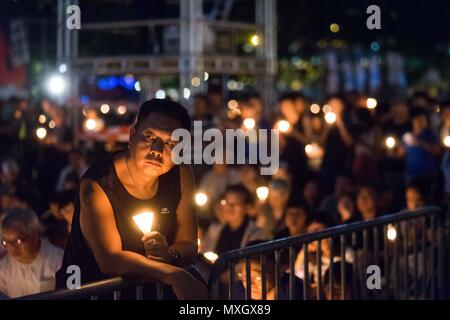 Hong Kong, Hong Kong. 4 juin, 2018. Vu un homme tenant une bougie pendant la veillée service.Des centaines de milliers de personnes ont assisté à Hong Kong le service annuel veillée aux chandelles dans le parc Victoria, dans le centre de Hong Kong pour ceux qui ont perdu la vie durant le massacre de la place Tiananmen en 1989 à Pékin où l'Armée de libération du peuple chinois assassiné des centaines de manifestants pro démocratie.Les personnes qui ont pris part à l'événement demandez à exiger la démocratie du gouvernement central chinois et appellent à la fin de la décision d'une partie du système. Credit : Geovien Si/SOPA Images/ZUMA/Alamy Fil Live News Banque D'Images