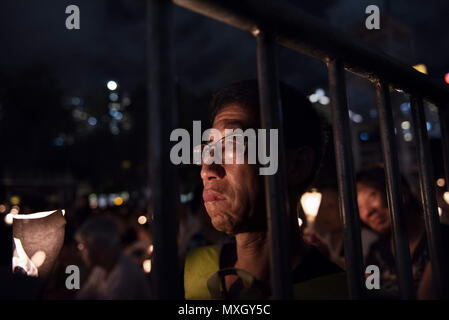 Hong Kong, Hong Kong. 4 juin, 2018. Un jeune participant vu à la vigile service.Des centaines de milliers de personnes ont assisté à Hong Kong le service annuel veillée aux chandelles dans le parc Victoria, dans le centre de Hong Kong pour rendre hommage à ceux qui ont perdu la vie au cours de la 1989 massacre de la place Tiananmen à Pékin où les Chinois de l'Armée Populaire de Libération (PLA) assassiné des centaines de manifestants pro démocratie.Les personnes qui ont pris part à l'événement de la démocratie demande le gouvernement central chinois et appellent à la fin de la décision d'une partie du système. (Crédit Image : © Miguel Candela/SOPA Images via ZUM Banque D'Images